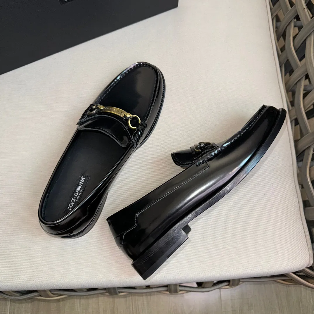 💰¥960 D&G cowhide moccasin loafers for men｜Embellished with DG hardware nameplate｜Made of imported calfskin｜Retro and shiny texture complement each other｜Release charming tones to outline a confident posture｜Imported calfskin + cowhide lining + Italian leather outsole Size: 39-44 (38.45 custom-made)